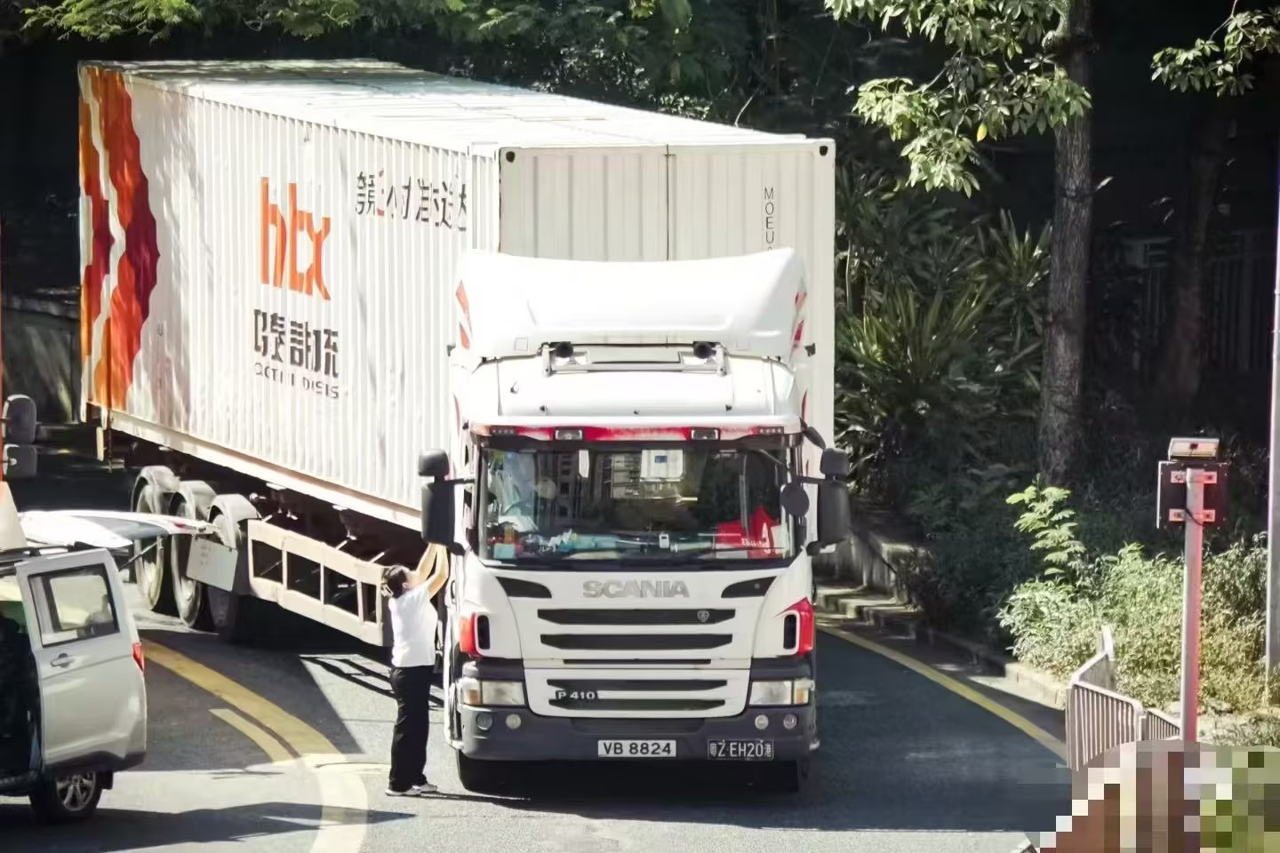 鸿泰信中港吨车