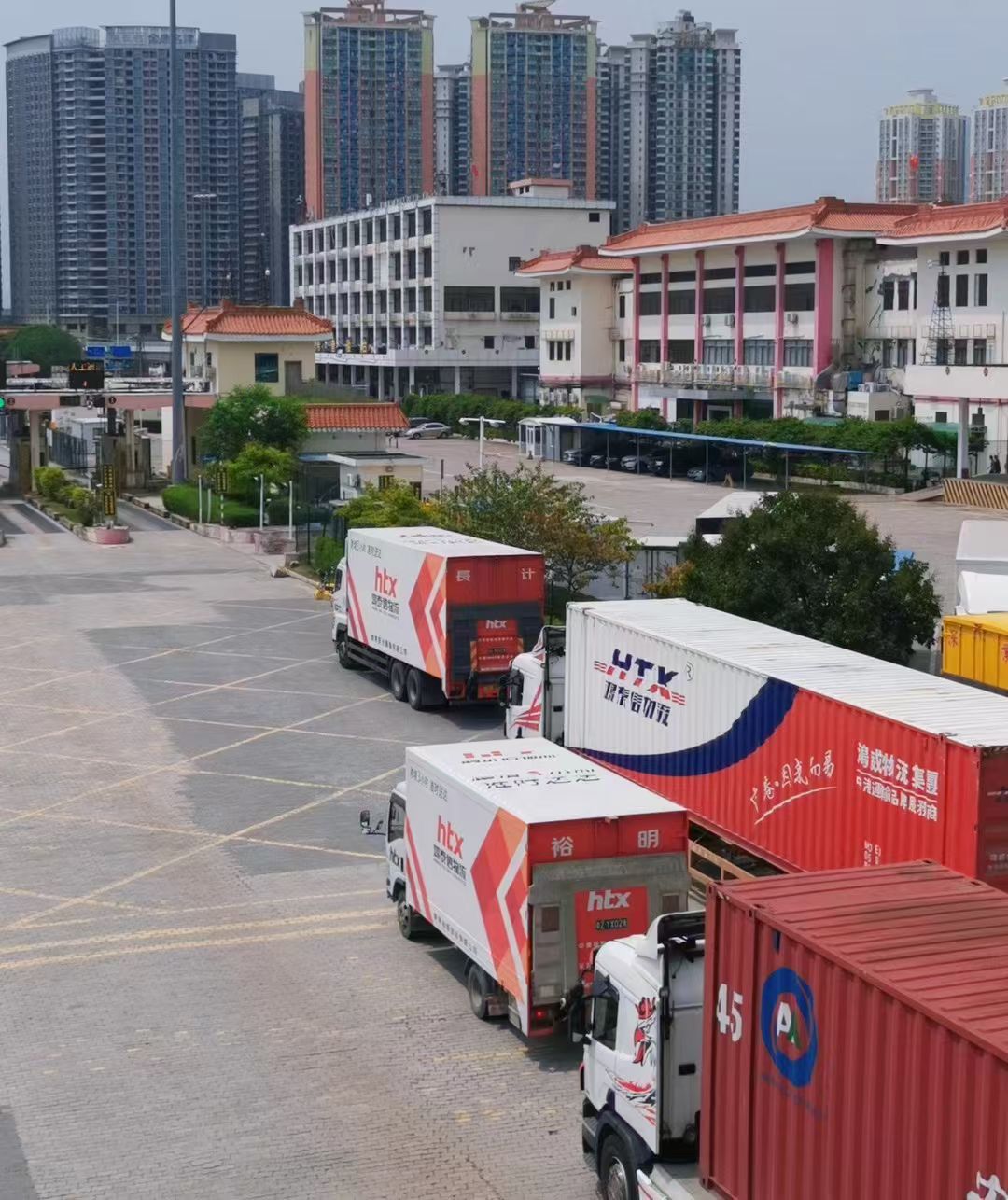 鸿泰信中港物流车